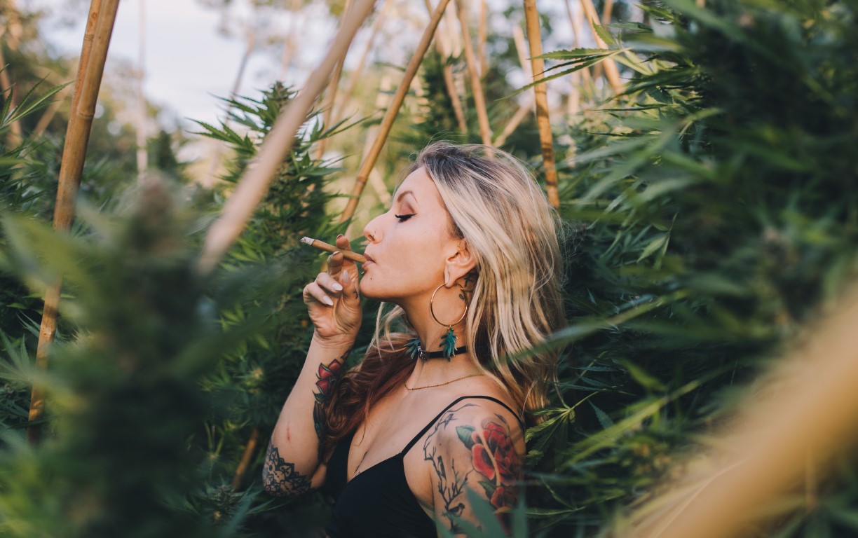 Девушка курит травку марихуана из чего сделана